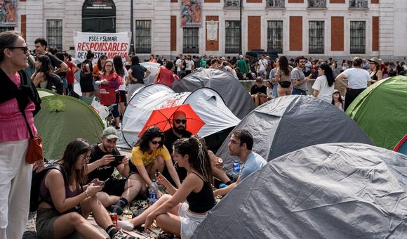 Acampada por la vivienda en la Puerta del Sol de Madrid