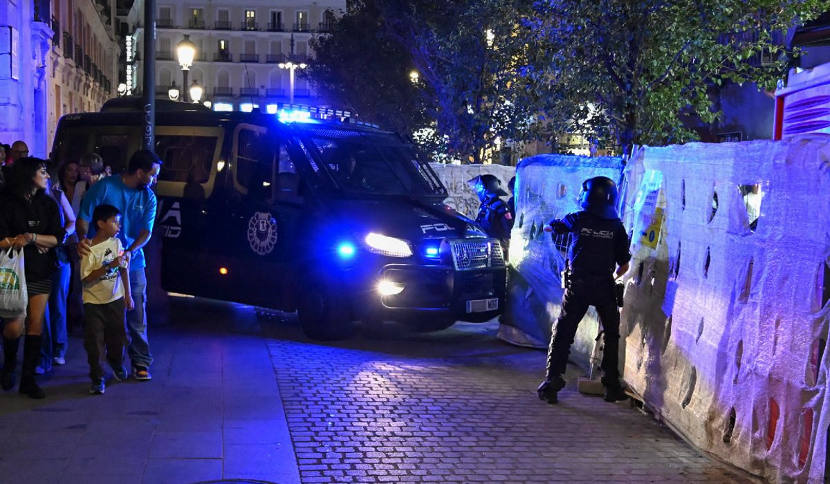 Altercado.Tres detenidos tras una concentración ultra al intentar acceder a la acampada de Sol