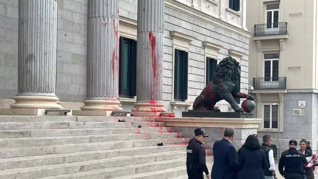 Lanzan pintura roja a la fachada del Congreso como protesta contra el ...