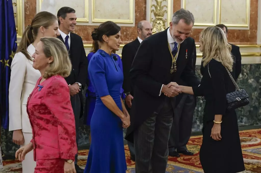 El rey Felipe VI y Juan Carlos I no se hablaron en El Pardo, todos los  fallos de la jura y las tres ausencias familiares: "No fueron porque no les  dio la