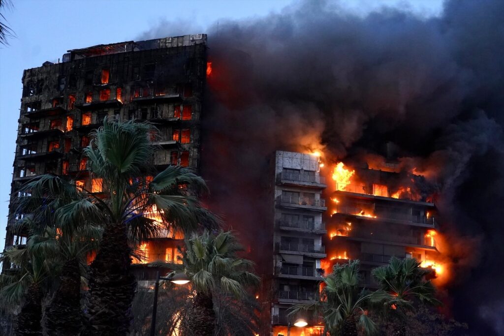 Al menos cuatro muertos y 14 desaparecidos en el incendio de Valencia
